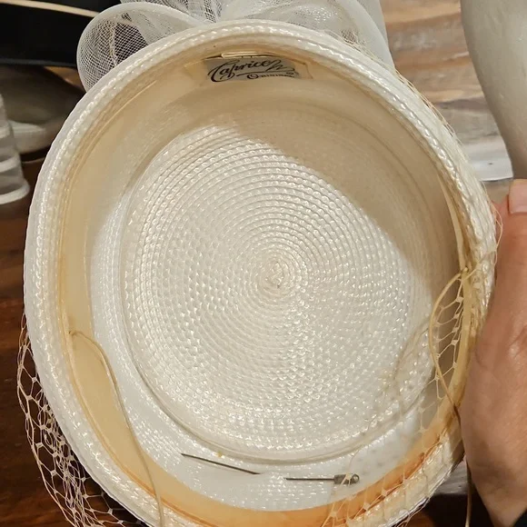 BEAUTIFUL VINTAGE CAPRICE HAT WITH BOW AND VEIL AND A STICK PIN. - Picture 7 of 10